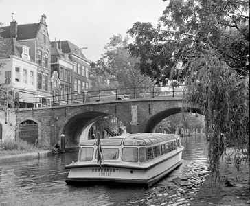 857954 Afbeelding van een rondvaartboot in de Oudegracht te Utrecht, ter hoogte van de Geertebrug.